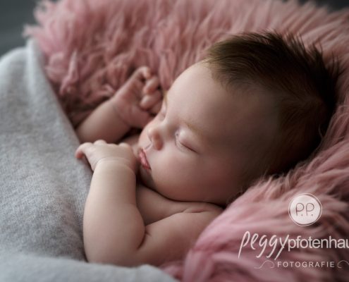 gefühlvolle Neugeborenenbilder Bayreuth - Peggy Pfotenhauer Fotografie