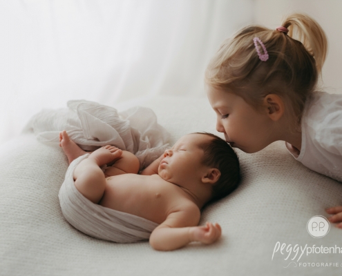 Neugeborenenbilder mit Geschwisterkindern