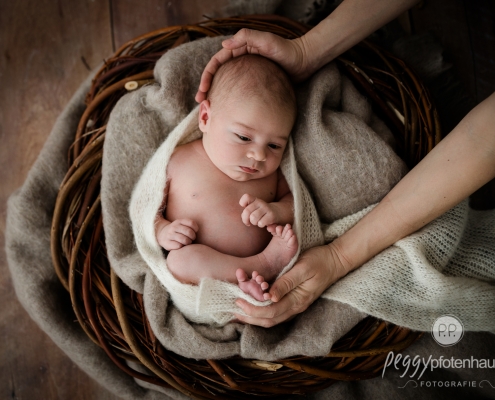 liebevolle Neugeborenenfotos
