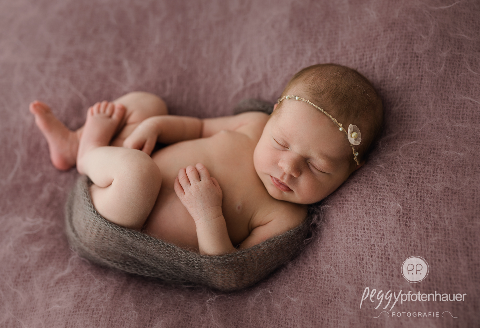 Neugeborenenfotos im Fotostudio