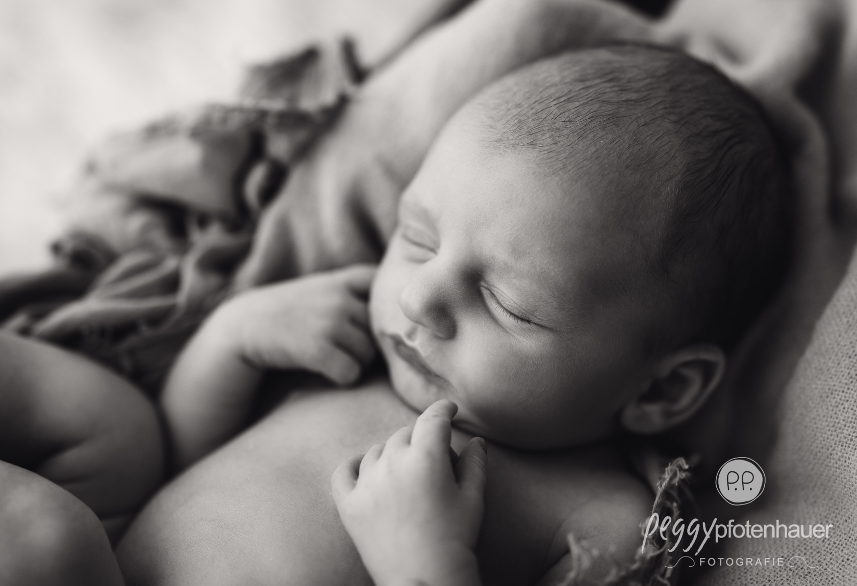 Newbornfotos schwarz weiß