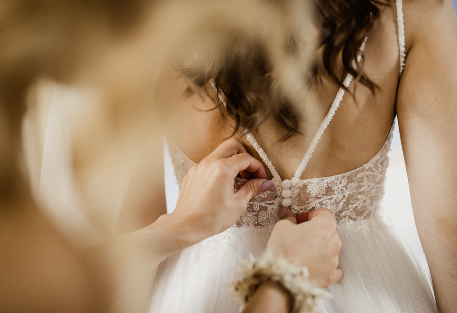 Ankleiden Braut Hochzeitsfotografie Bayern