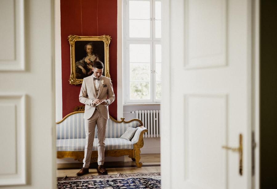 Schloss Jägersburg Ankleiden Getting Ready Groome