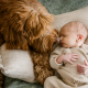 Baby kuschelt mit Hund
