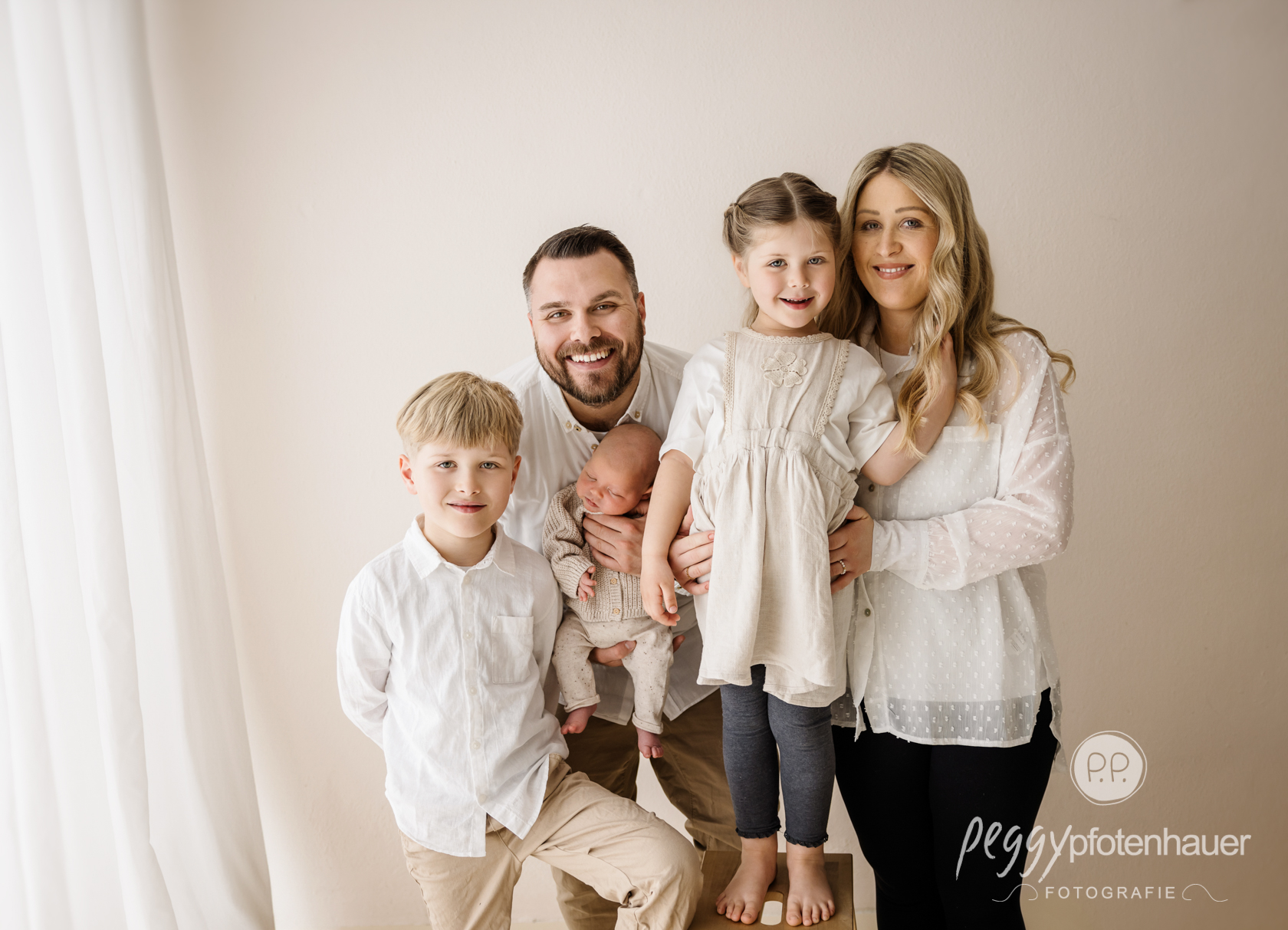 Familie mit Baby im Fotostudio Peggy Pfotenhauer