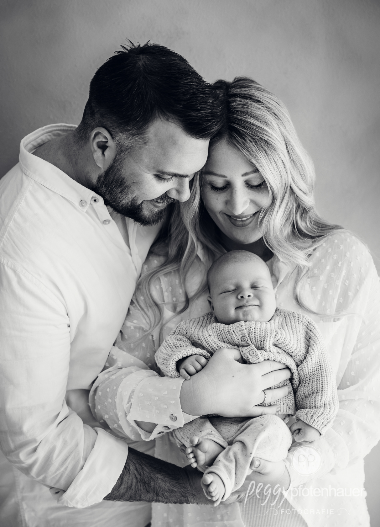 Mama und Papa mit Neugeborenem