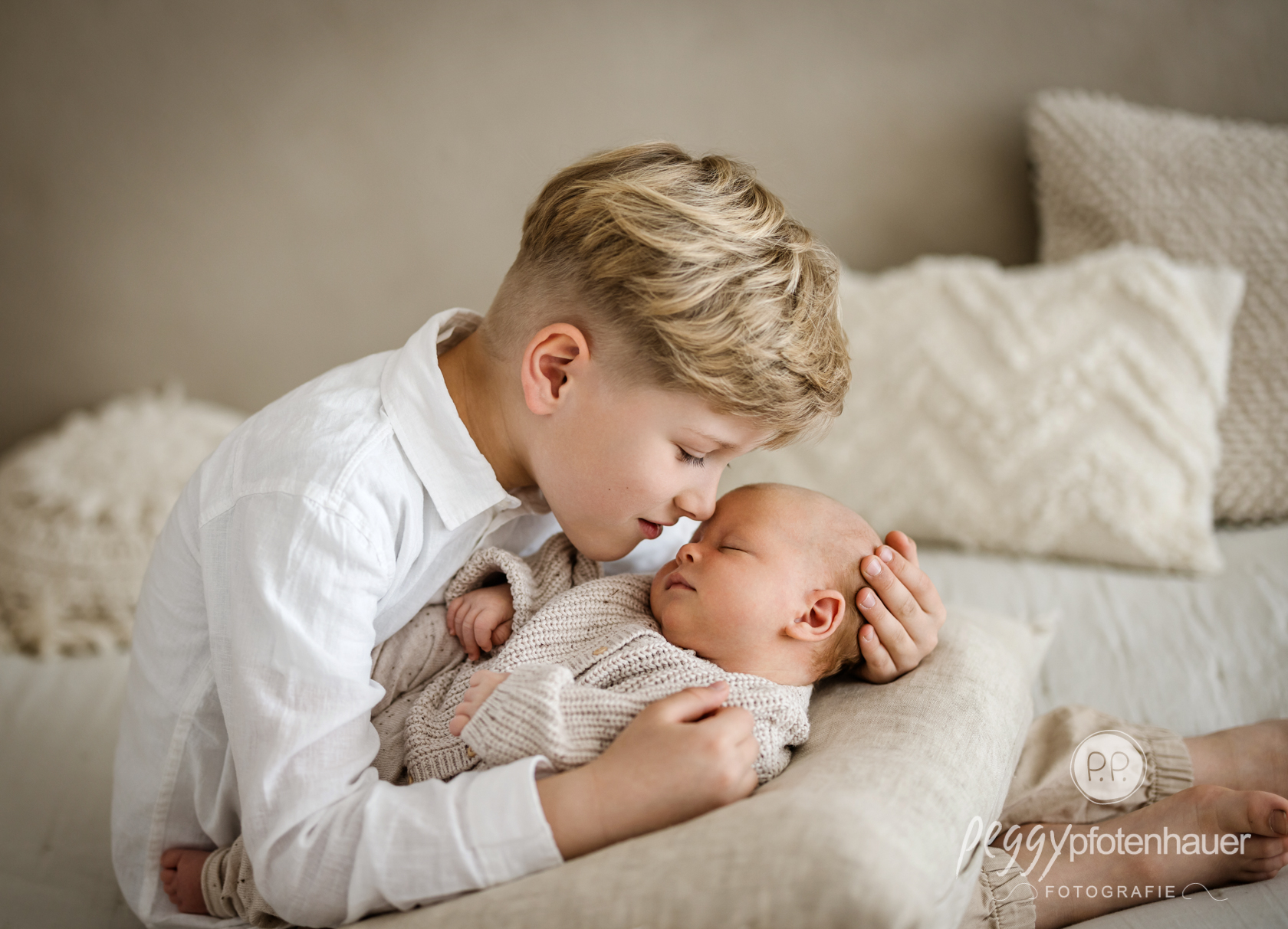 großer Bruder küsst Baby