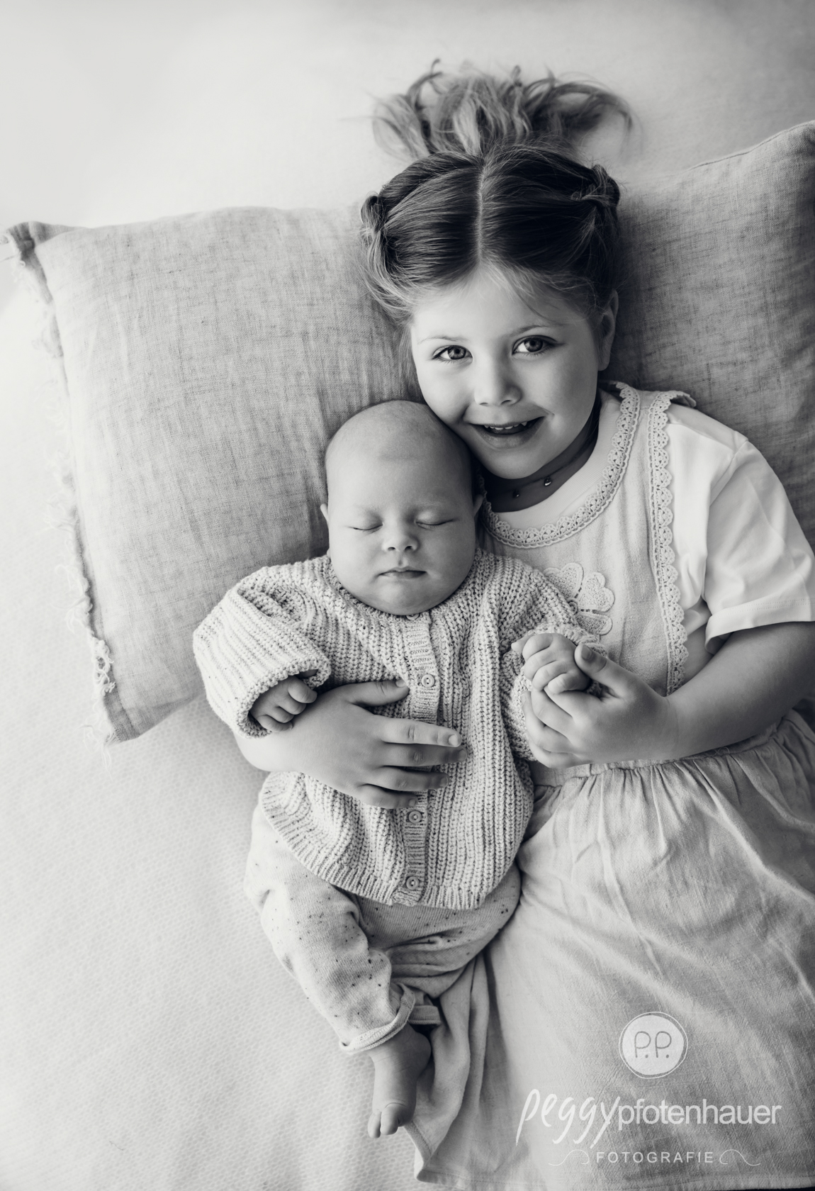 große Schwester mit Baby