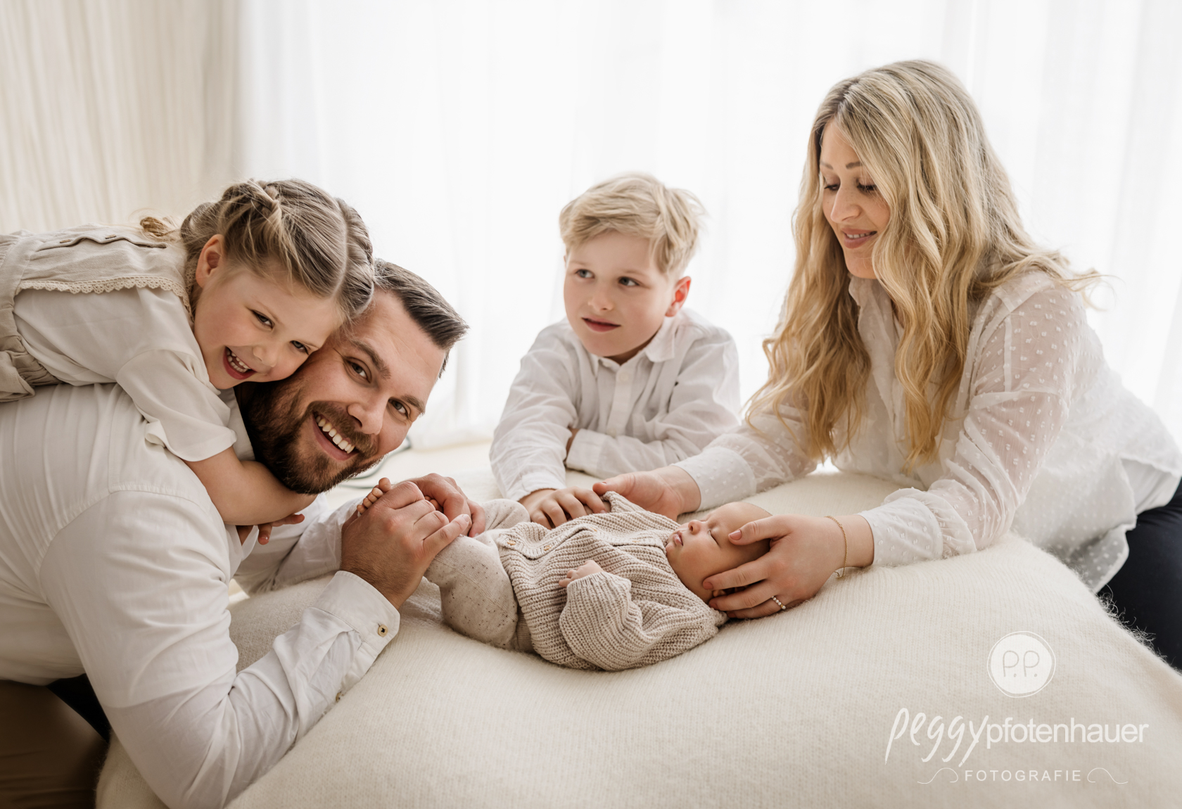 Mama Papa und Geschwister mit Baby im Fotostudio