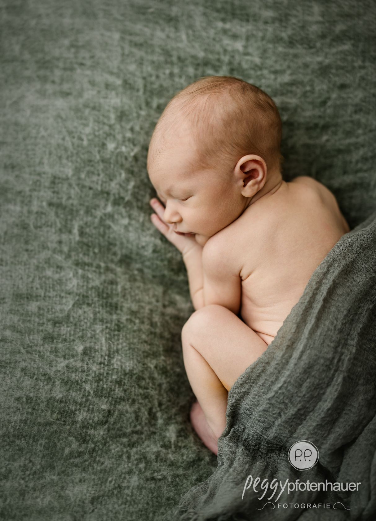 neugeborenenfotoshooting-bayern Babyfotoshooting im Tageslichtstudio