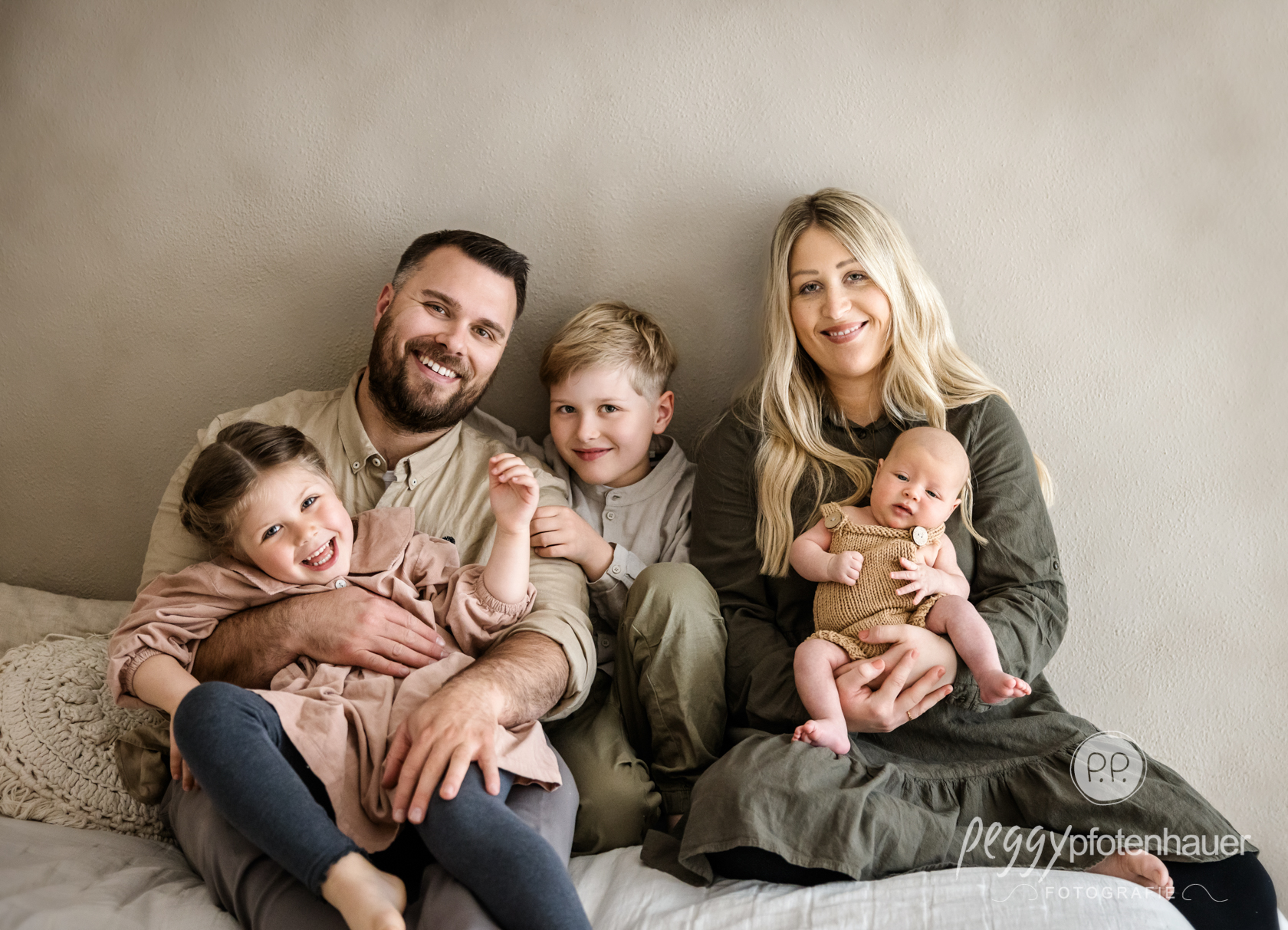 Baby mit Mama und Papa und Geschwistern