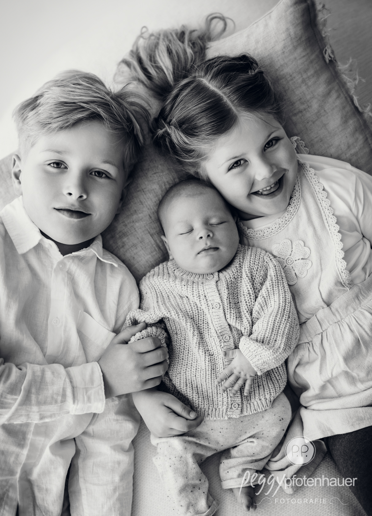 Neugeborenes mit Bruder und Schwester