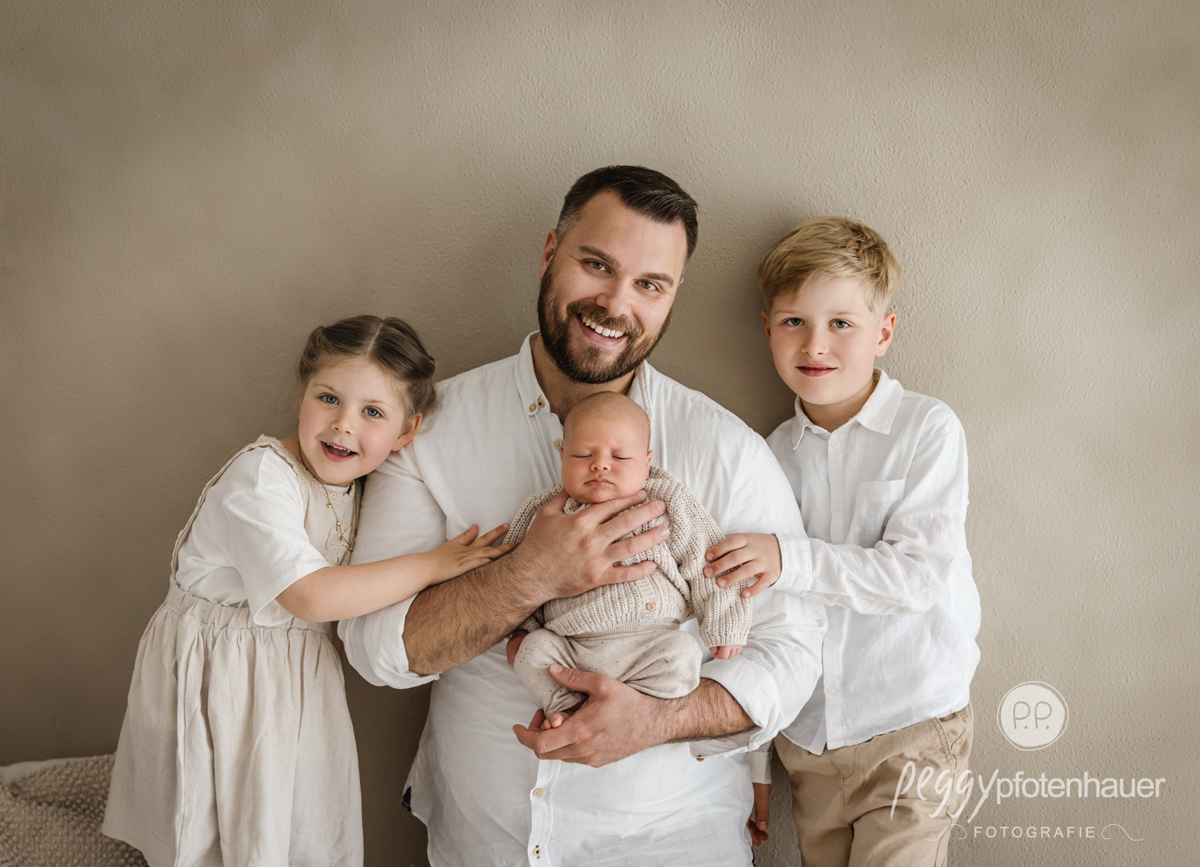 Papa mit Kindern im Fotostudio