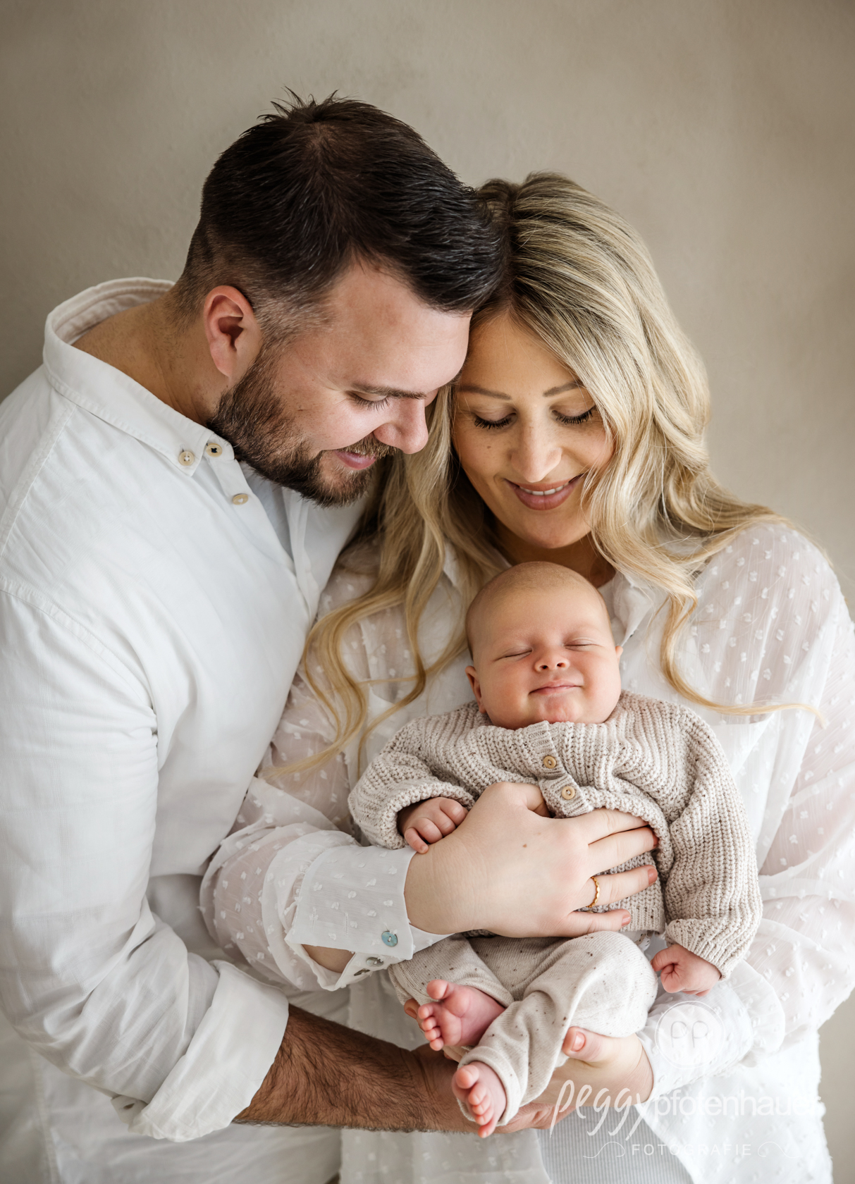 Neugeborenes mit Mama und Papa im Fotostudio