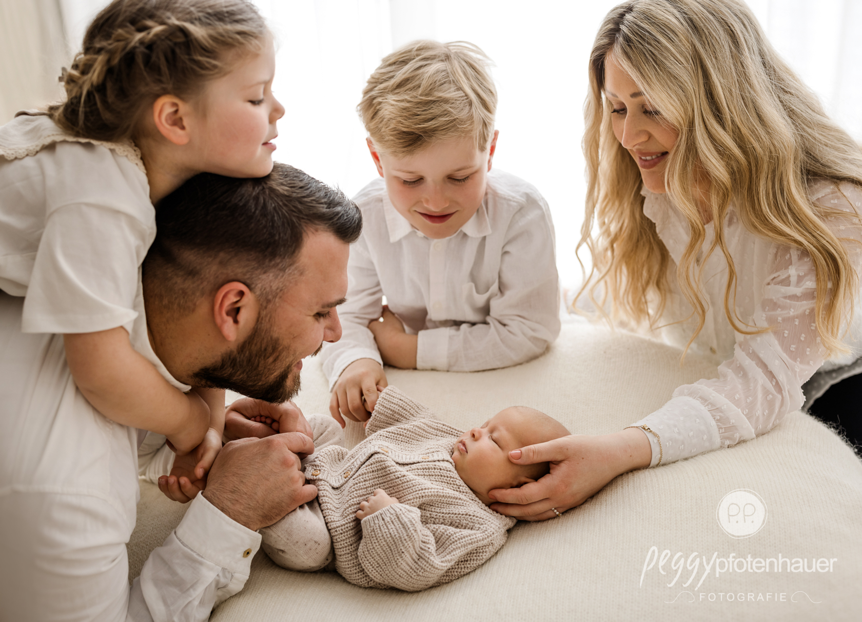 Neugeborenes mit Mama Papa und Geschwistern