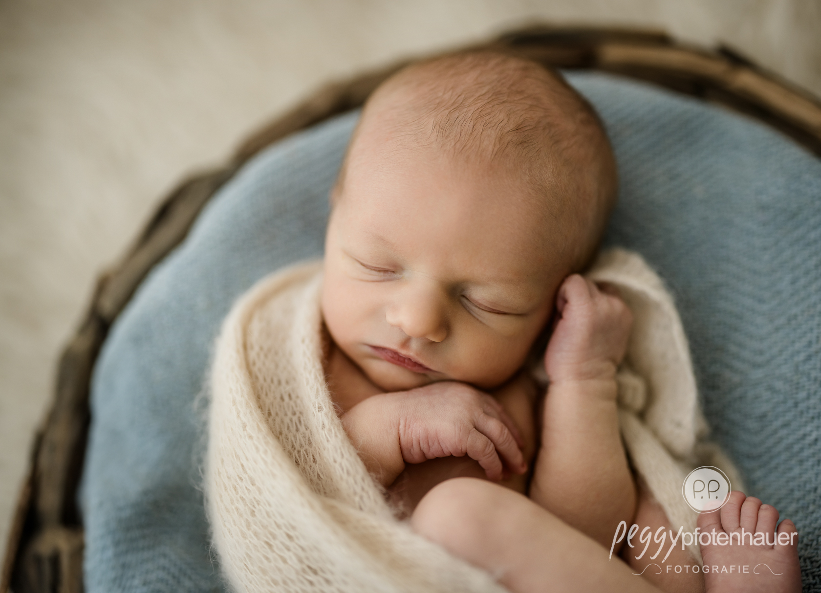 newbornphotos-bayern Neugeborenes im Tageslichtstudio