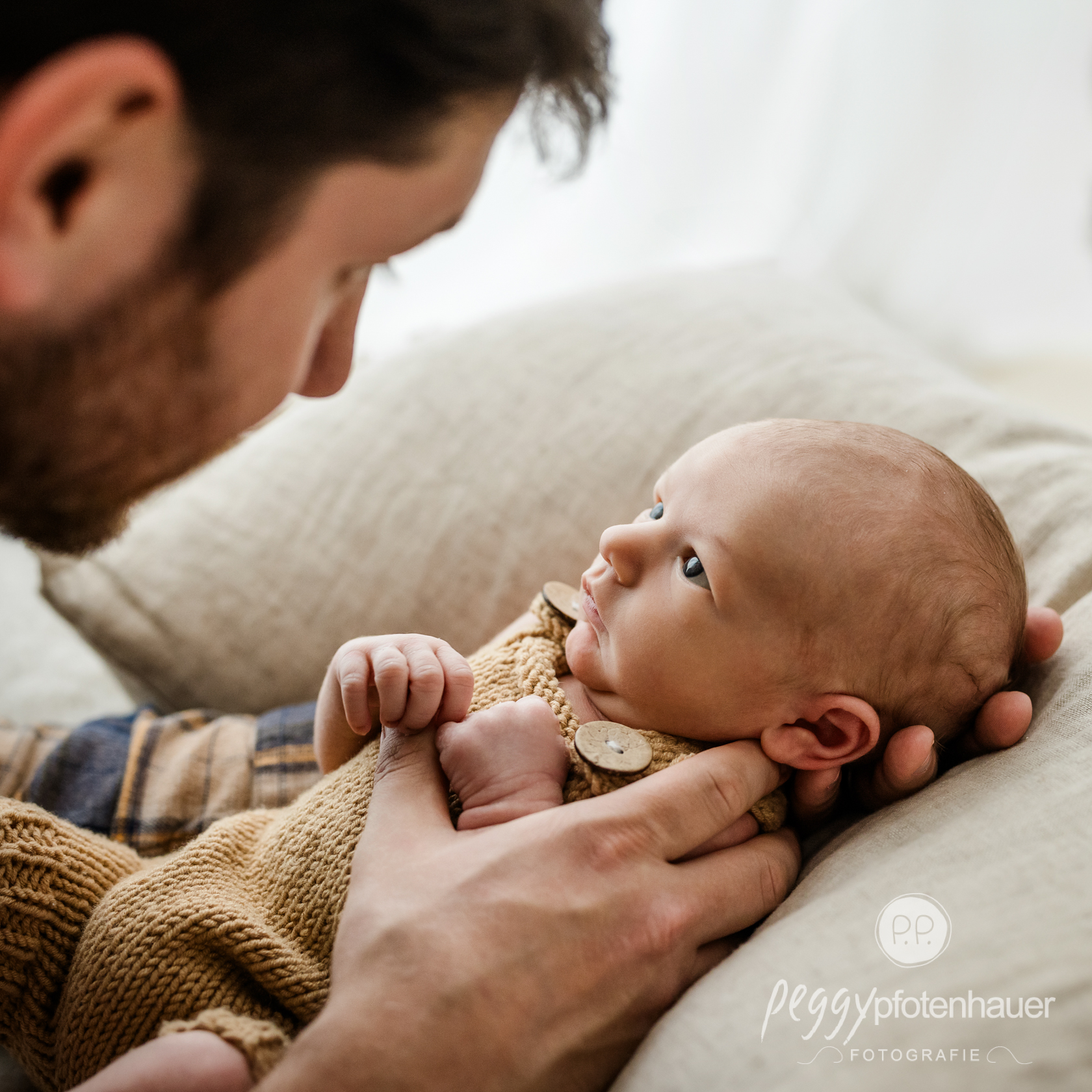 papa-baby-fotos Baby schaut Papa ganz interessiert an