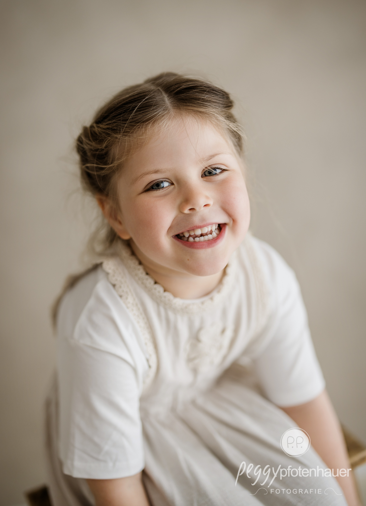 Kind mit authentischem Ausdruck