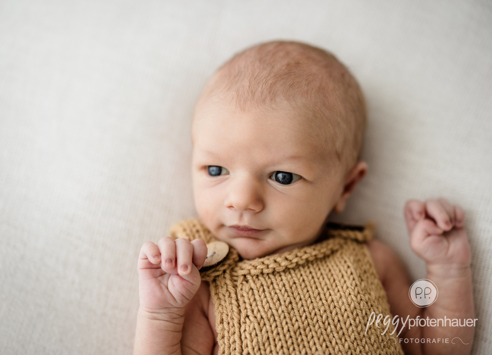 wache-neugeborenenfotos-bayern Baby wach mit großen offenen Augen