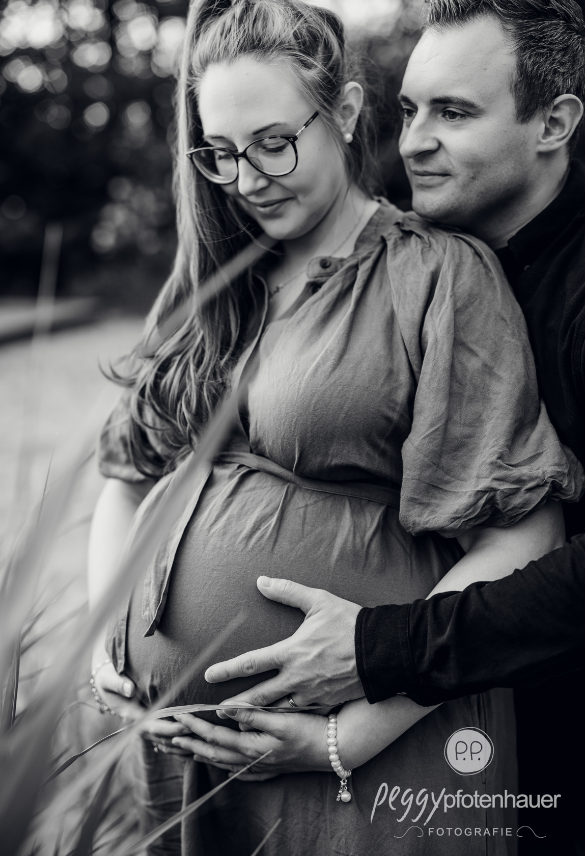 babybauchbilder-wuerzburg Schwangerschaft Paar am Strand