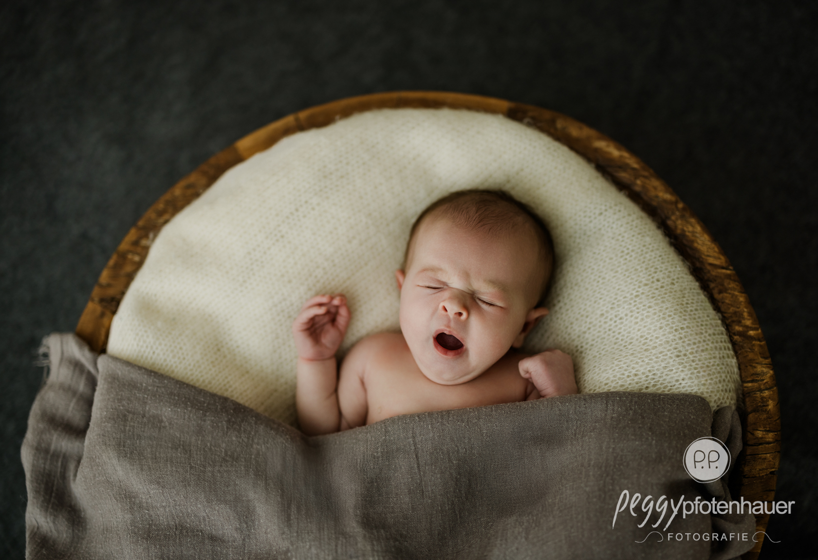 babyfotos-natuerlich-und-gefuehlvoll Baby gähnend