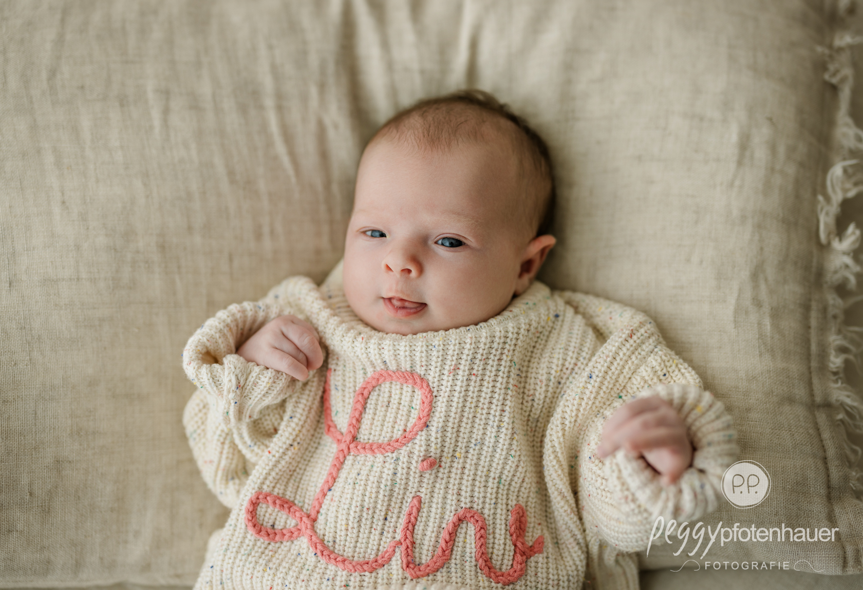 babyfotostudio-wuerzburg Baby mit Kuschelpullover