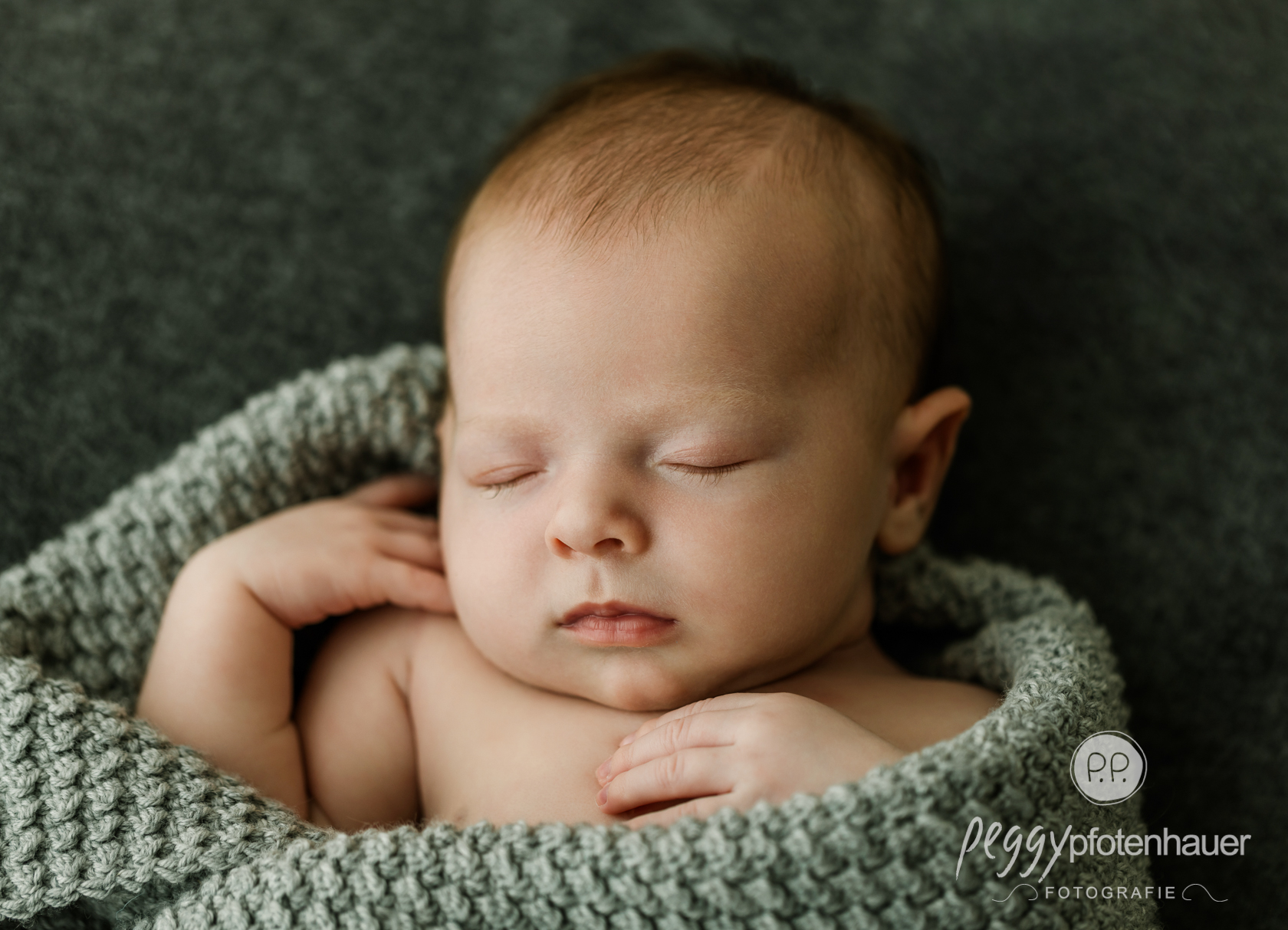babyfotostudio schlafendes Baby in Decke