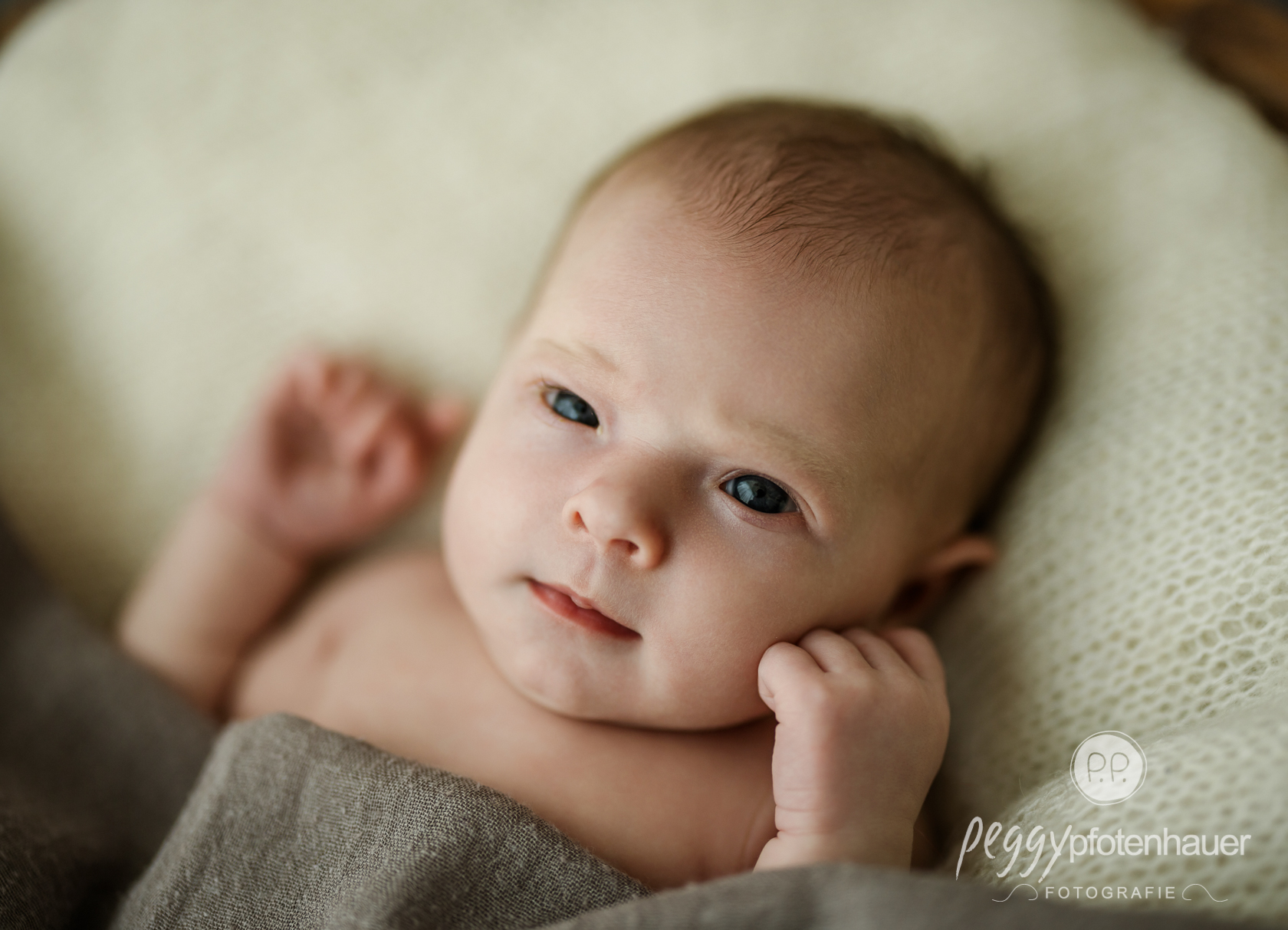 individuelle-neugeborenenfotografie Baby mit offenen neugierigen Augen