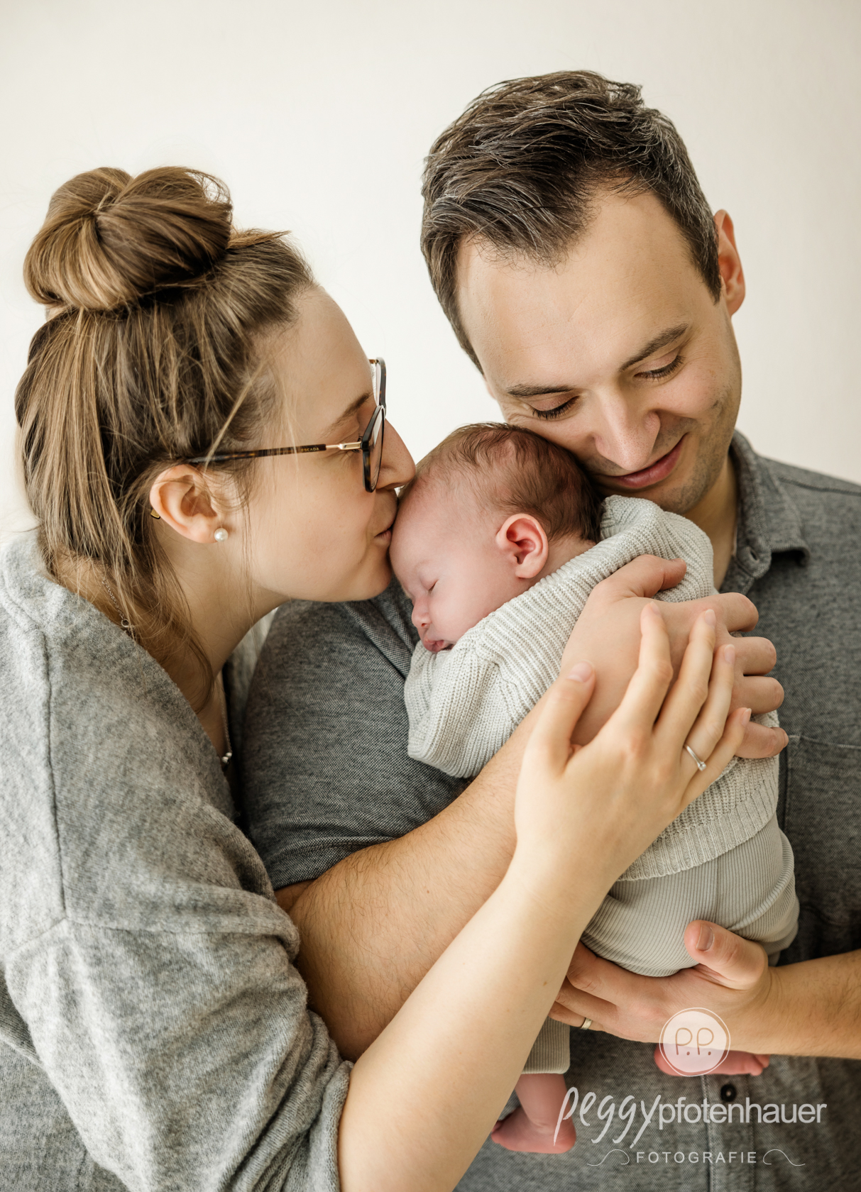 innige-familienfotos-mit-baby Mama und Papa mit Baby