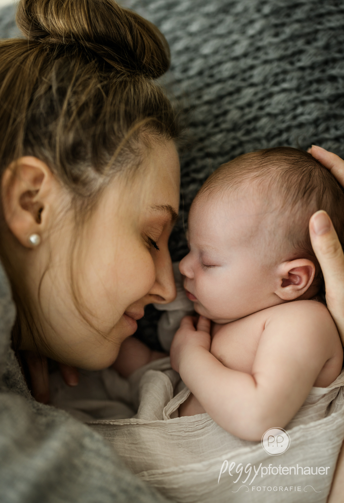 innige-mama-baby-fotos Mama ganz innig mit Neugeborenem