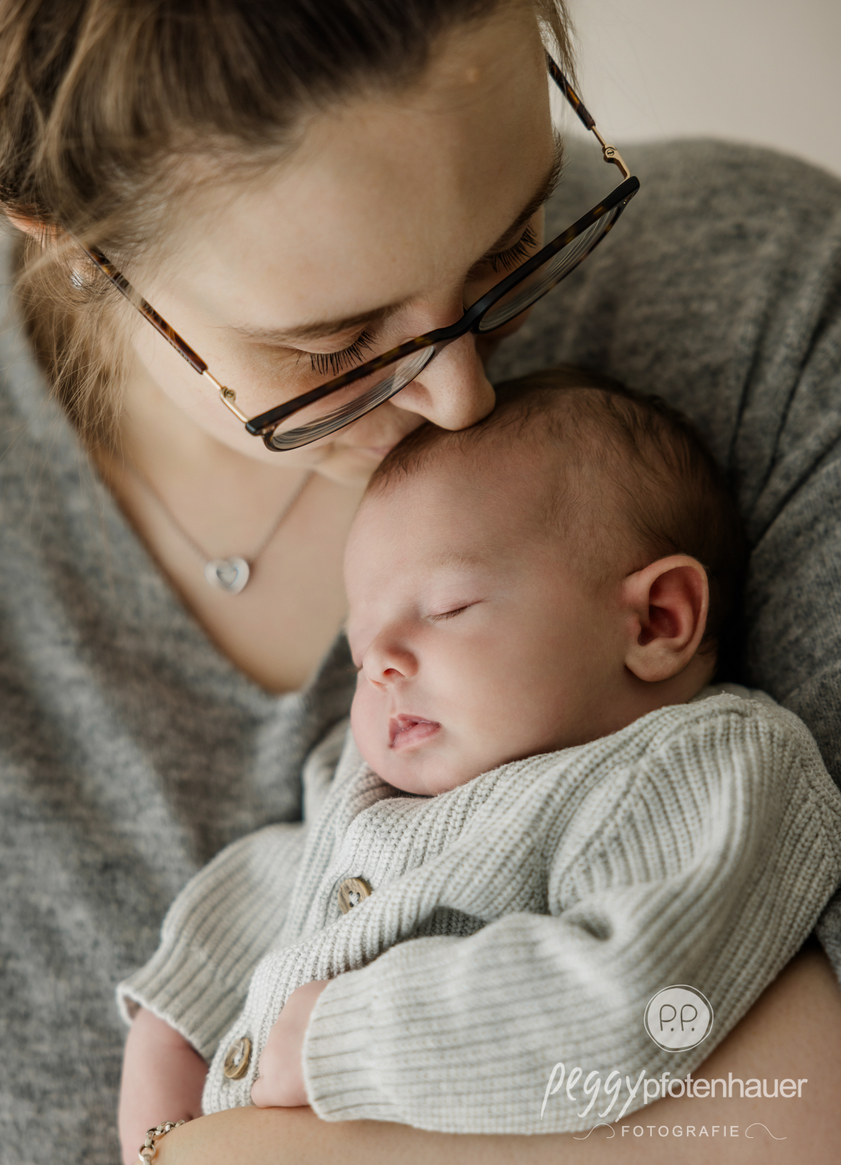 mama-baby-fotos-wuerzburg Mama mit Baby kuschelnd