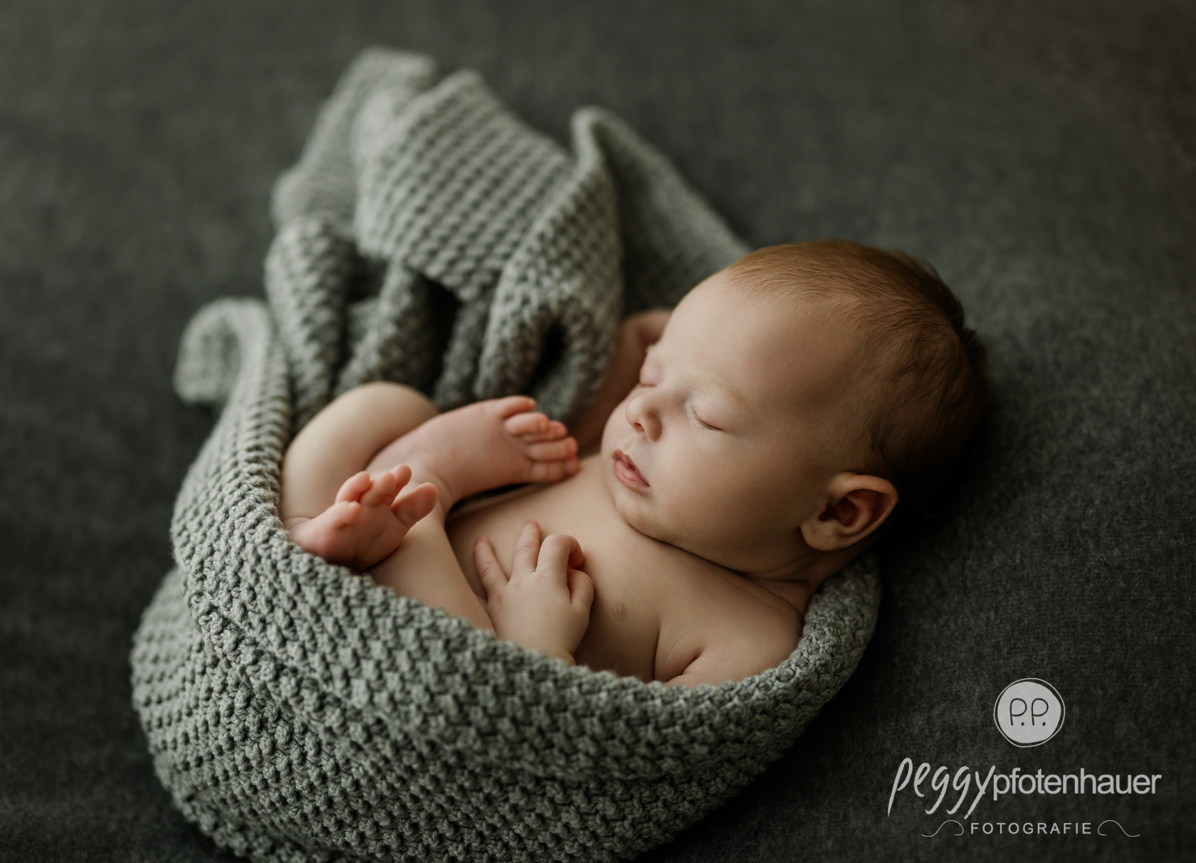 moderne-babyfotografie Baby eingekuschelt