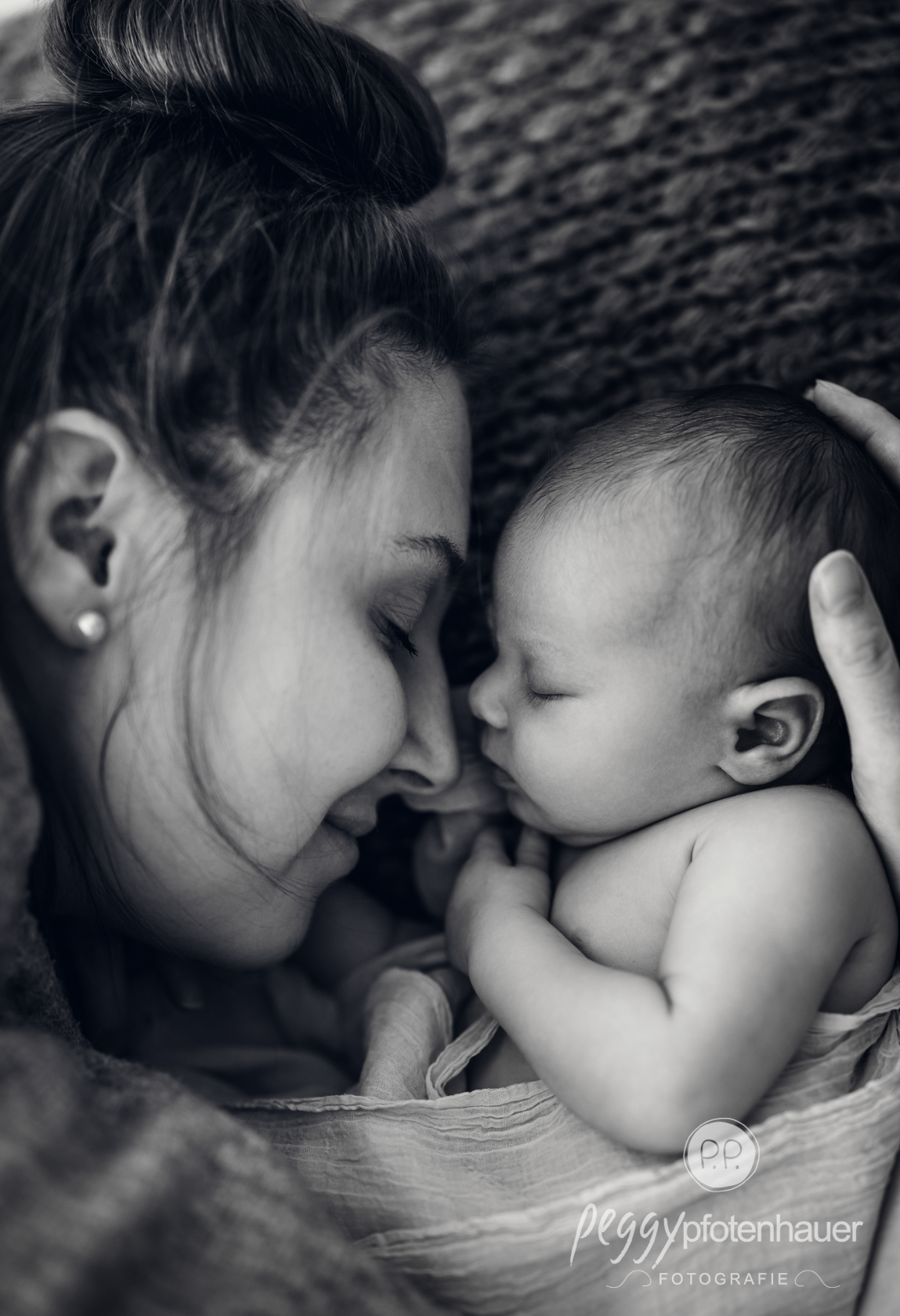 newbornfotos-schwarz-weiss Mama ganz innig mit Baby