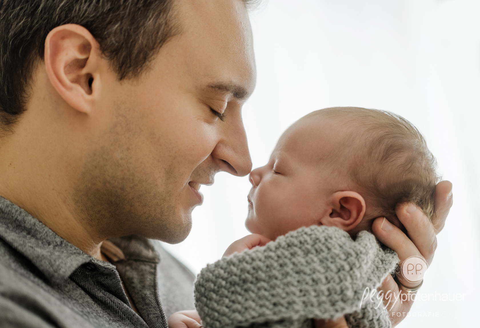 papa-baby-fotos-wuerzburg Papa ganz innig mit Baby