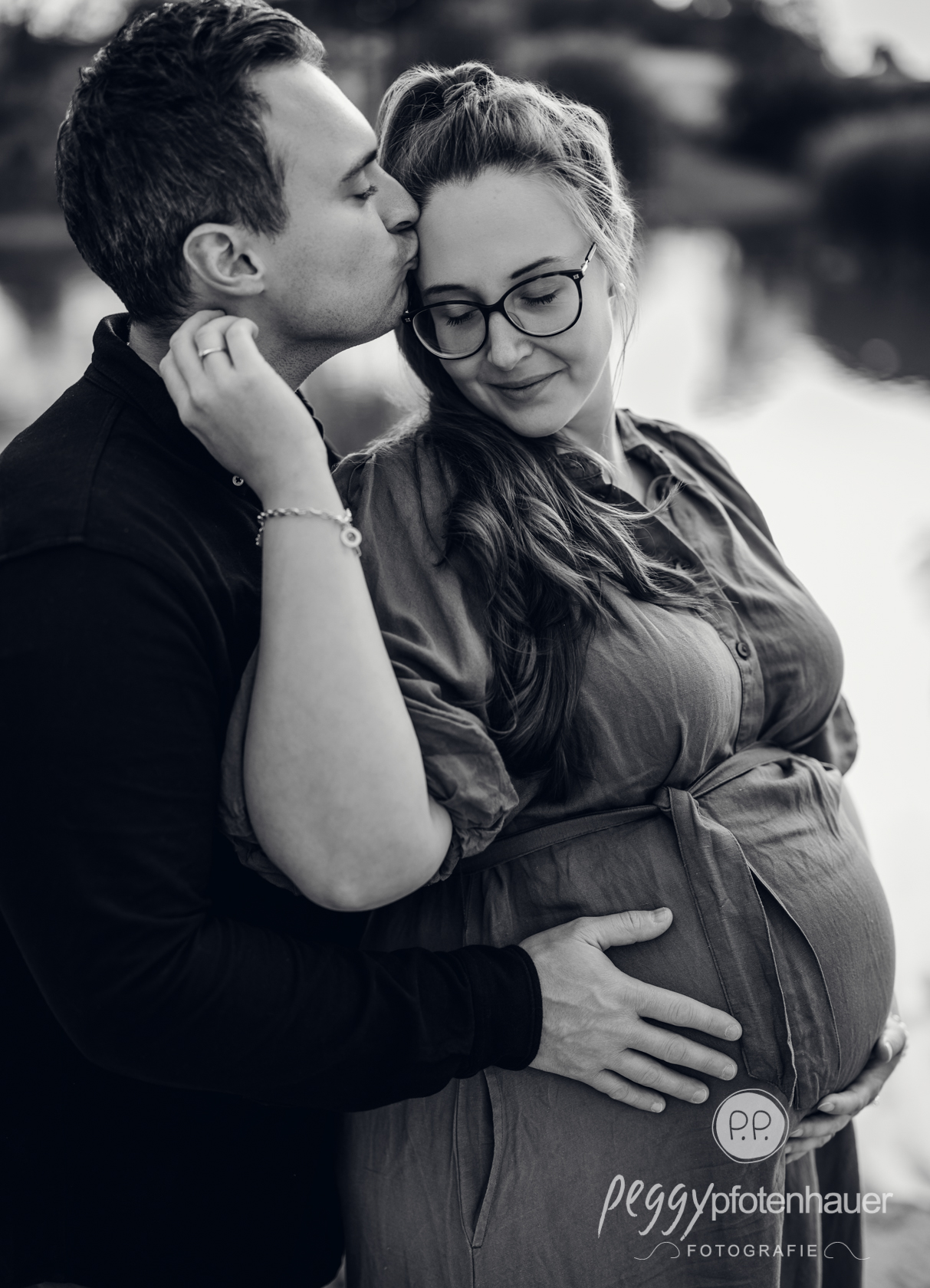 professionelle-schwangerschaftsfotografie-wuerzburg schwangere Frau mit Mann im Sonnenuntergang