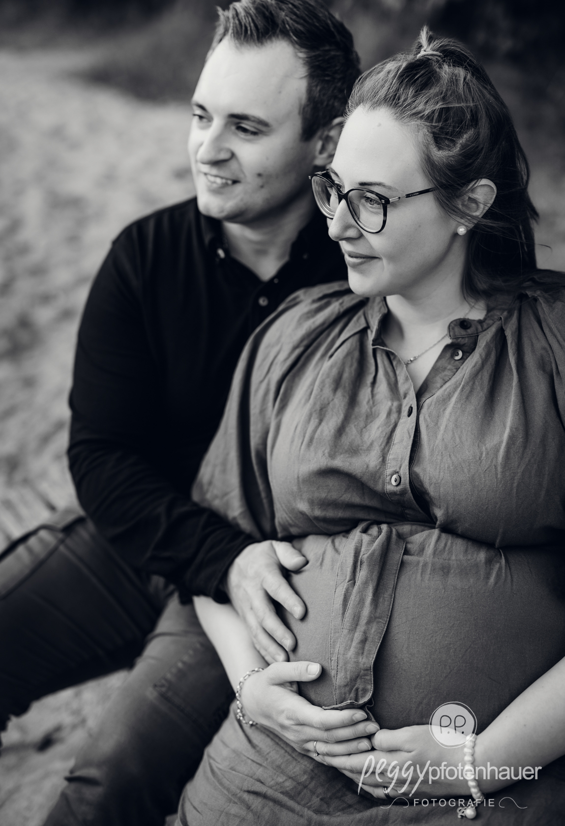 schwangerschaftsfotos-schwarz-weiss Schwangerschaft Paarfotos schwarz weiß