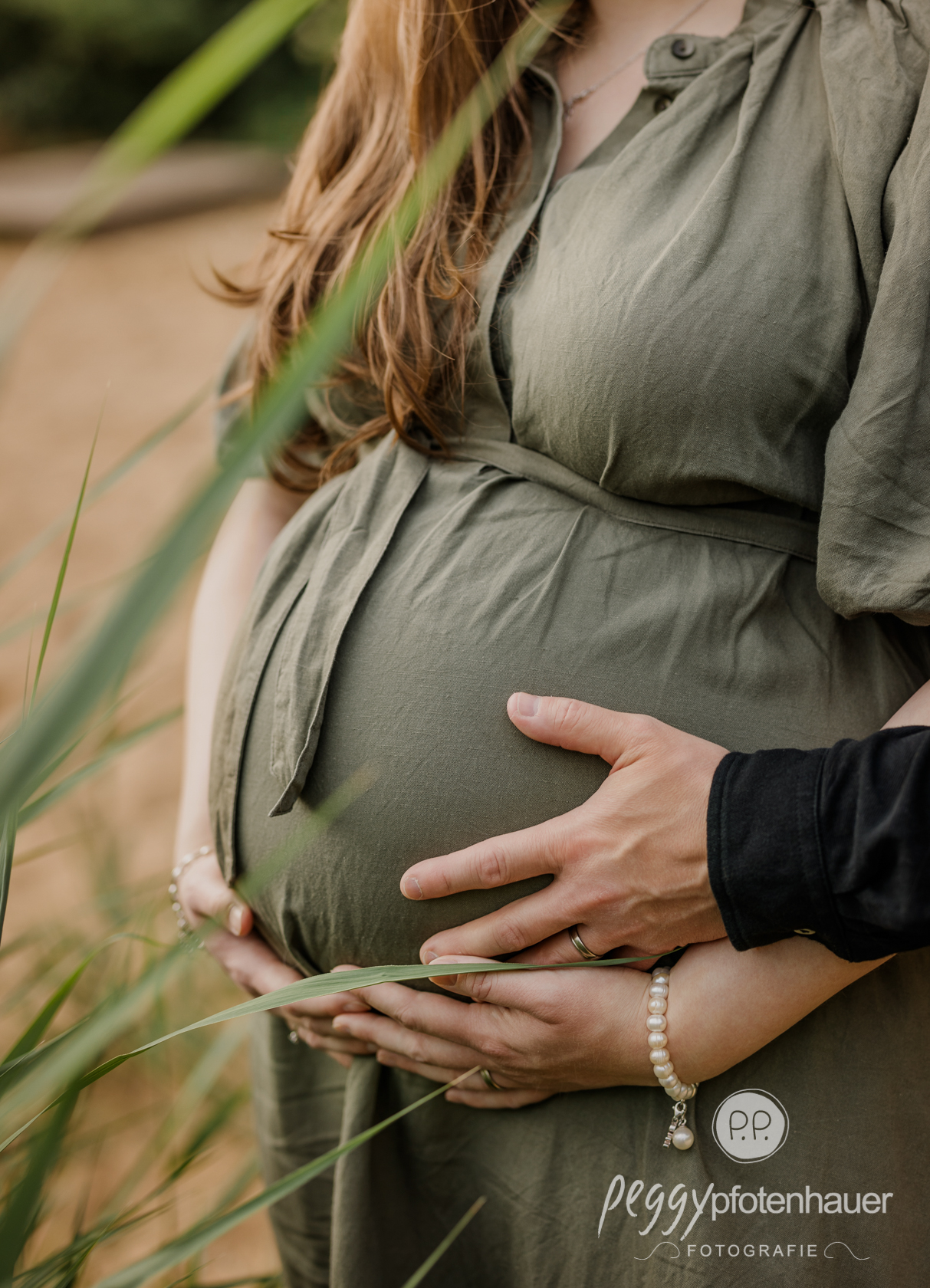 schwangerschaftsfotos-wuerzburg Babybauch mit Händen von Mama und Papa