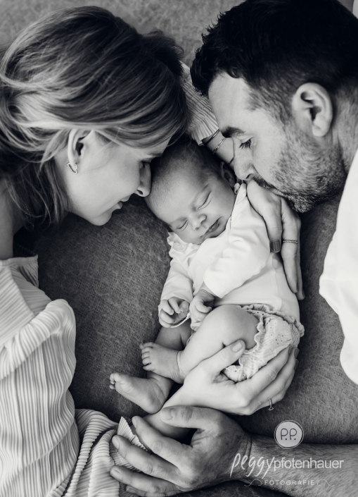 Eltern glücklich mit Baby in der Mitte