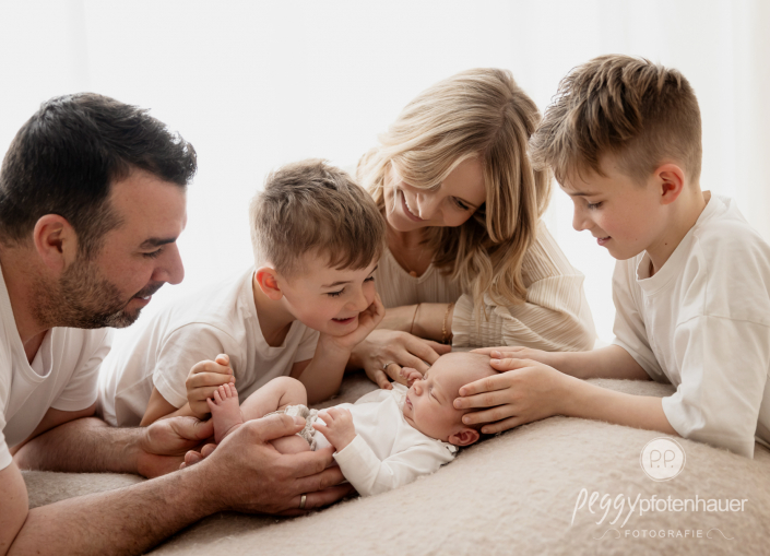 Familie ist glücklich über Baby und kuschelt