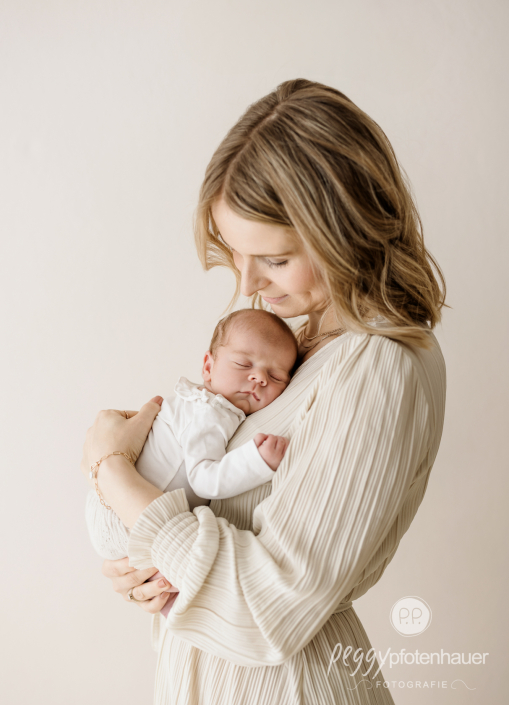Mama kuschelt mit Baby