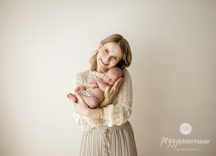 Mama hält Baby ganz innig und ist sehr glücklich