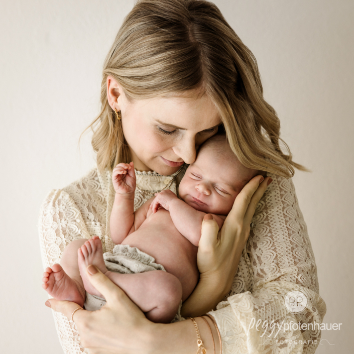 Mama kuschelt mit Baby ganz eng