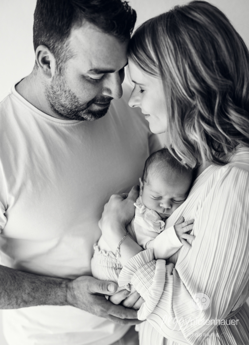 Mama und Papa halten Baby und sind verliebt