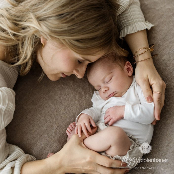 Mama kuschelt mit Baby