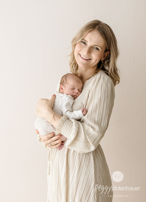 Mama hält Baby und freut sich