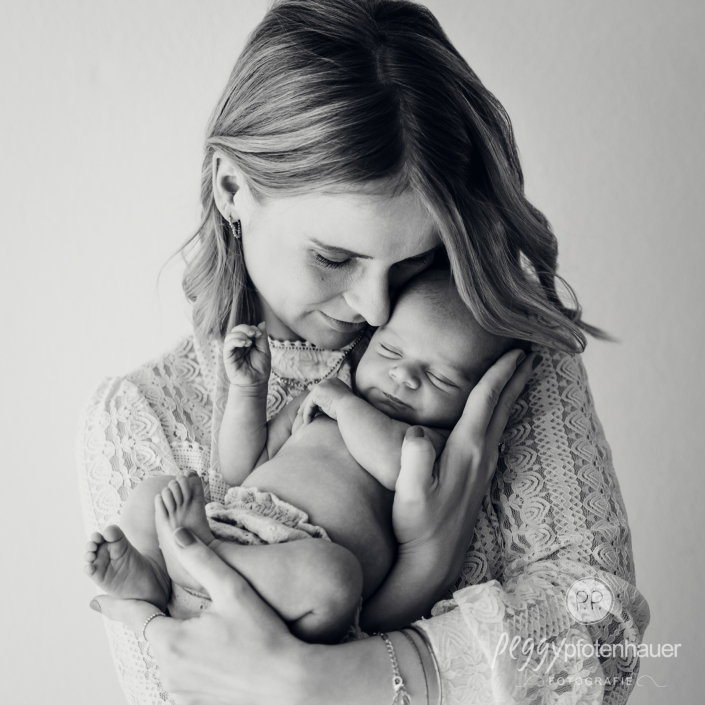 Mama ist ganz eng mit Baby verbunden und genießt es