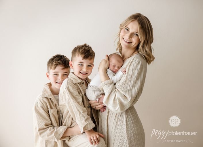 Mama und Kinder stehen zusammen und sind glücklich