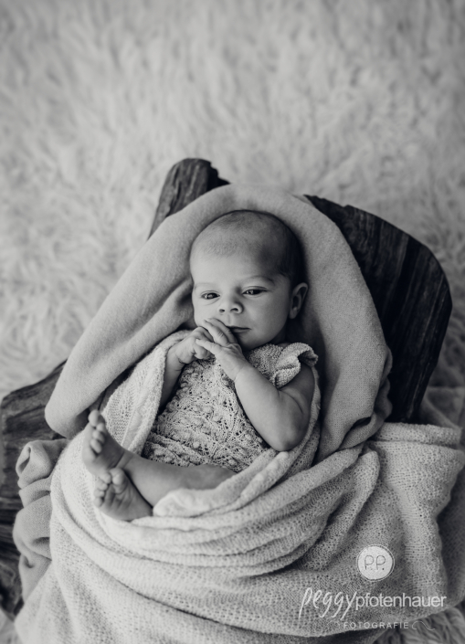 Baby liegt wach in Schale