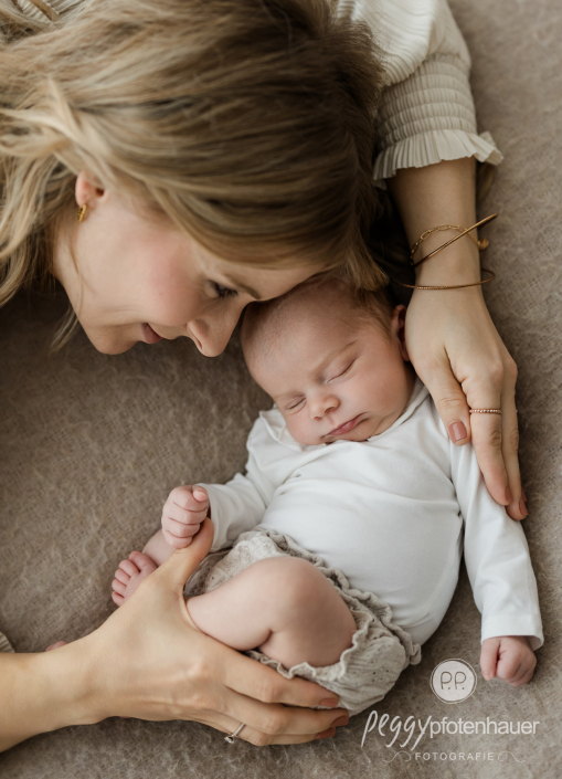 Mama kuschelt ganz innig mit Baby