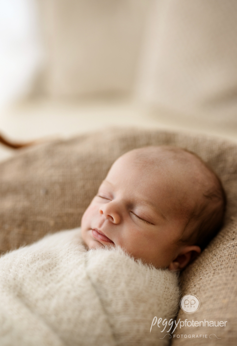 Baby ist eingekuschelt und schläft